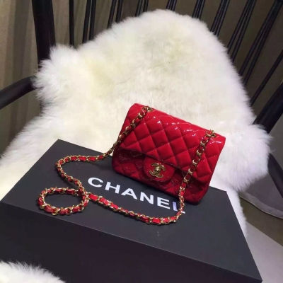 Chanel 小號Cf mini 20 cm漆皮 大紅色 金銀鏈都出貨啦  對版菱格，皮質柔軟，超級能搭配衣服，非常顯氣質噢，優雅的美，每個女生都要擁有一個精緻小包