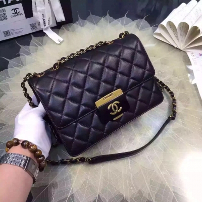 獨家定制五金【chanel】黑色羊皮玻璃扣肩包尺寸大號25cm，小號21cm。先首發製品：話不說多。看細節看五金