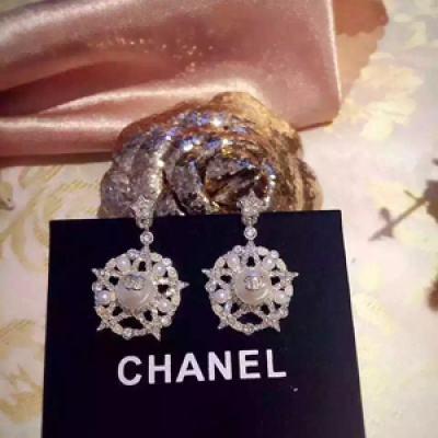 Chanel專櫃新款，星星鏤空耳環 logo鏤空水鑽珠，工藝耳環，完美品質!
