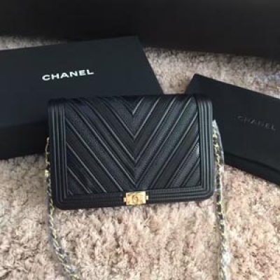 Chanel2016夏季新款發財包WOC/V型系列黑色金鏈出貨啦好手工，又是一款火爆包呀，上身小巧精緻，容量大，愛不釋手哈