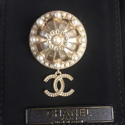 專櫃款 Chanel 復古圓形珍珠吊雙C胸針 【尺寸】圓形直徑約3.5cm  胸針高約5cm