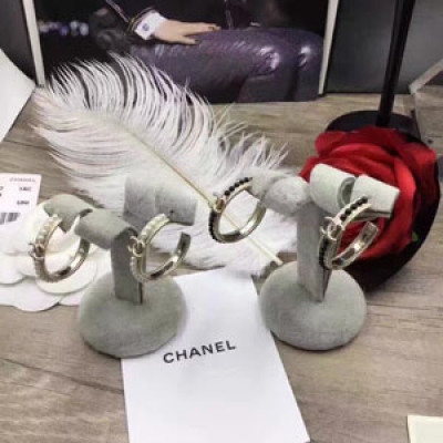 Chanel……小香珍珠耳環 女神必備吸睛品