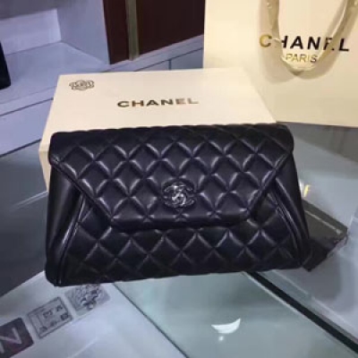 Chanel包包型號98558#：尺寸：28X16X8Cm：又一款將會火爆晚宴包：原版羊皮柔軟舒適手感一直是香奈兒主打皮：完美設計融合女性之美．配以更版金銀色24K