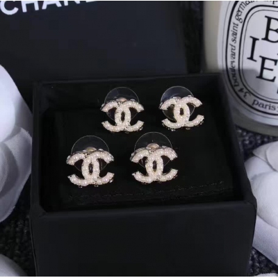 實拍 高端制定 奢華大牌Chanel香奈兒2017年早春新款小巧大米珠CC耳釘 很經典的款式，CC耳釘必備喔
