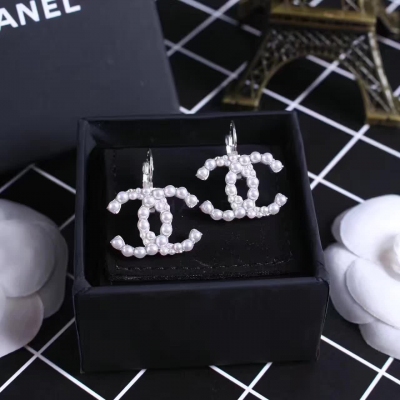 奢華大牌Chanel香奈兒2017年新款 經典大小米珠CC耳鉤耳環 明星網紅博主們都超愛的款式！！！帶上美的不要不要的了！！
