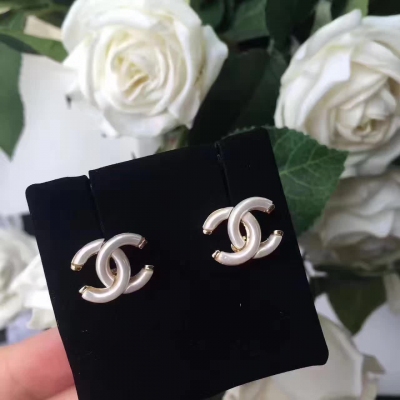 Chanel 17年夏季新品 鏤空彩色水鑽耳環/奶香雙c耳釘！也是很好看的款式，衣服好搭配鑽！施華洛珍珠水晶鑽正品黃銅材質！