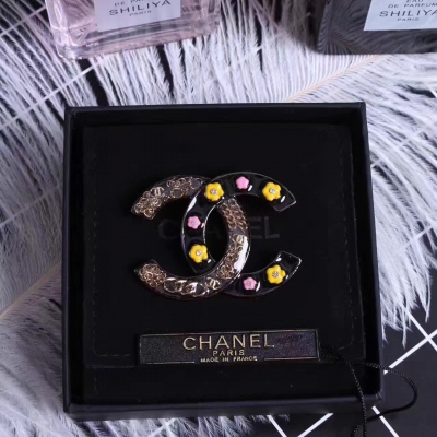 實拍 高端制定 奢華大牌Chanel2017年新款CC胸針 田園風和中性風的結合！！！你喜歡嗎！！！