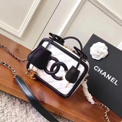 2017春夏 新款 Chanel 化妝包 別具一格的設計理念 包型方正卻有圓墩的味道  魚子醬牛皮配戴厚實純鋼金色五金金色雙clogo鎖頭