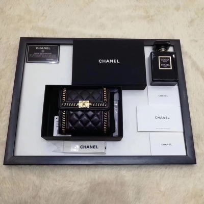 Chanel新品鏈條短三折錢包 全手工編織交織鐵鍊，工序複雜 很難得出貨幾個的 特別個性 新穎的款式，絕對原單品質 小羊皮 正品打造，6卡位 size:11*10cm