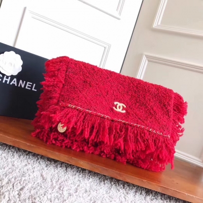 2017 Chanel晚宴包 斜紋軟呢 金色金屬 採用金屬鏈條與流蘇裝飾包身 拉鍊開合 內置一個拉鍊內袋和兩個扁平口袋。尺寸34cm
