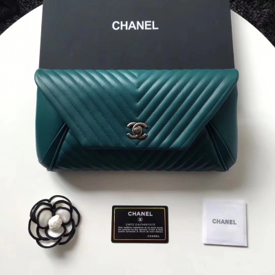 Chanel這款手包演繹時尚風格 手感舒適的羊皮，與獨特的翻蓋設計，整體造型完美融合。兼併時尚與高雅的魅力。古銀尺寸29cm