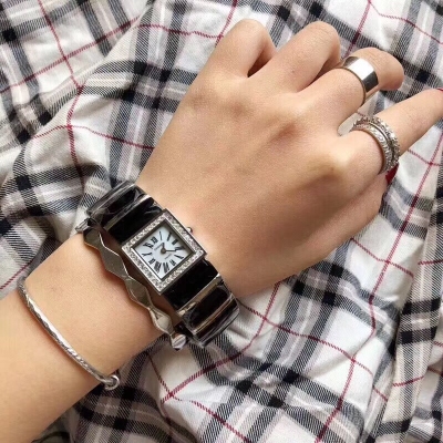 香奈兒 CHANEL手錶 女神級手鐲系列腕表。316L精鋼材質、天然珍珠貝母羅字面，圈口施華洛世奇水晶鑽，整個錶帶以手鐲式設計，一個適合所有美麗女生佩戴的腕表，沒有複雜工藝參雜，簡潔、休閒就是本款的亮點，簡簡單單，美的