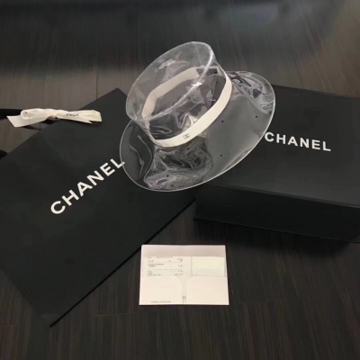 香奈兒Chanel透明帽 黑色帶/白色帶兩色，Chanel的2018春夏秀場現場的瀑布景觀令人印象深刻，四周綠草如茵，一派自然之景。而更令人稱奇的，70%的走秀服飾，都使用了PVC面料，不僅僅是鞋子、手套，就連帽子也不