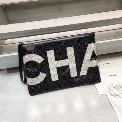Chanel香奈兒專櫃最新字母款帆布手包，採用質感柔軟帆布融合經典元素，做工無可挑剔，手包剛剛好滿足你的一切。尺寸27cm