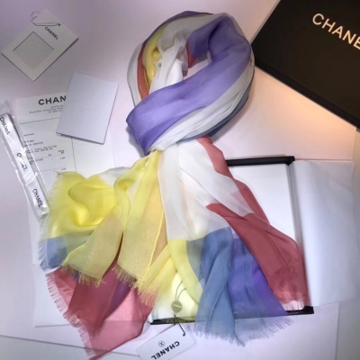 Chanel香奈兒2018新品圍巾！驚喜至極 專櫃品質 全世界專櫃都在賣的款 分層顏色美豔至極。100%真絲手感細膩柔糯。極品可稱 110x200cm
