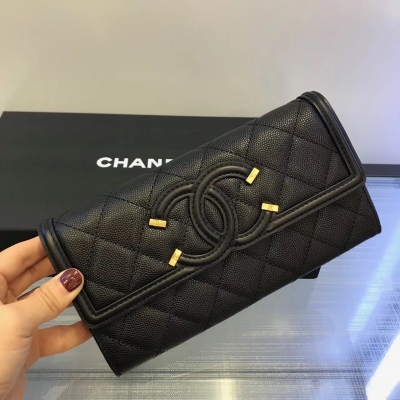 Chanel香奈兒新款魚子醬錢夾黑色出貨啦、顆粒明顯皮質柔軟，款式新穎 也可當手拿包、愛不釋手哈