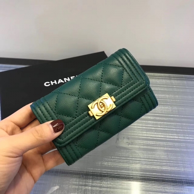 Chanel香奈兒新款卡包墨綠色金扣出貨啦、顆粒明顯皮質柔軟，款式新穎 能當卡包也能當錢包、愛不釋手哈 尺寸11.5*7.5