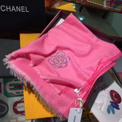 Chanel香奈兒圍巾總是給我們帶來驚喜 瘋狂高級的款~讓我慢慢的說下她的奢華點 圍巾第一眼就被她的肌理格紋給吸引了，這個遠看像香家招牌的編織紋路，以為是厚款的組織構造，其實這個是今年C最流弊的新開發的羊絨戒指絨工藝！