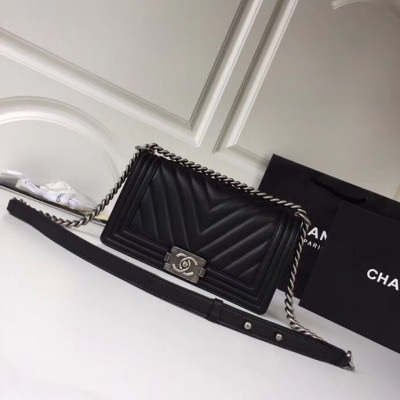 Chanel香奈兒包包67086 LE BOY經典款 大V格 原廠牛皮 全進口古銀五金打造 實物更美 絕對的專櫃品質大妞們的最愛！size:25cm/20cm