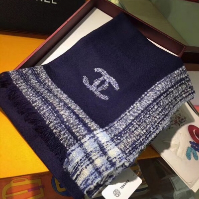Chanel香奈兒圍巾 有腔調的時髦態度 無法複製的美，格調滿滿。Chanel又帶給我們美美的設計了。她們的設計總是這麼有感覺，讓人看著有高級細節感 這款經典粗花呢羊絨圍巾的風格，非常適合秋冬 雙層疊刺繡工藝，完美打造