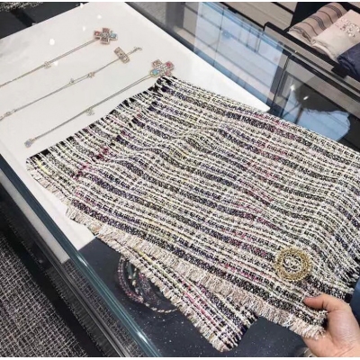 Chanel香奈兒圍巾 專櫃同步顏色為搭配，晴綸一羊絨一馬海毛（混合原料）50x190cm 專櫃同步