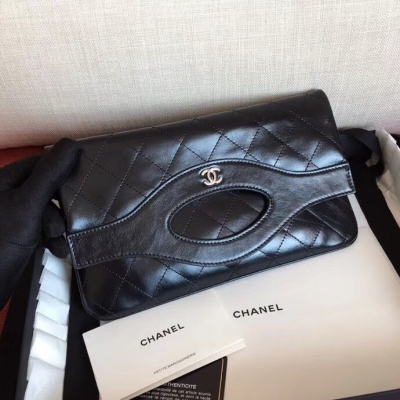 Chanel香奈兒包包 秋冬新款菱格手包 Chanel首款長式手包 拉鍊設計加大容量 畢竟手包基本都是一拉一口袋 這款分類得比較好 可折疊可手提 時尚大方 尺寸：14*25*3.5*cm