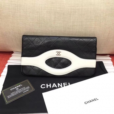 Chanel香奈兒包包 秋冬新款菱格手包 Chanel首款長式手包 拉鍊設計加大容量 畢竟手包基本都是一拉一口袋 這款分類得比較好 可折疊可手提 時尚大方 尺寸：14*25*3.5*cm