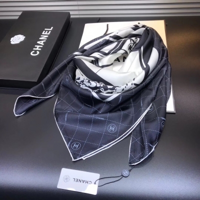 Chanel香奈兒 新款 雙C條紋方巾 專櫃在售 頂級斜紋真絲經典條紋圖案設計風格 美麗至極 真的 上身極為襯膚色 百搭 尺寸：110x110cm 100%頂級斜紋真絲