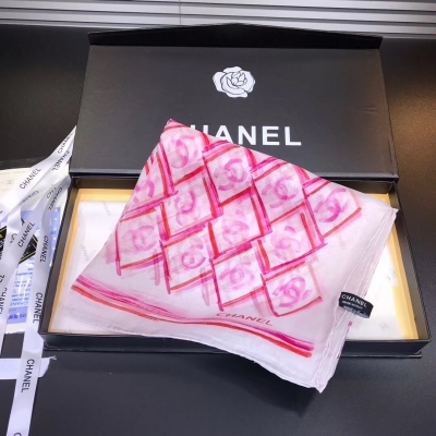 Chanel香奈兒 專櫃同步圍巾 在專櫃一看到就大愛 簡單的線條設計風格卻可以那麼美麗……絕對吸引眼球的一款！用至簡至美來形容最貼切不過[悠 完美 優雅氣質100x200cm