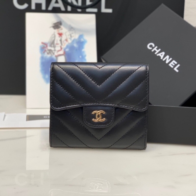 Chanel香奈兒 Cf經典款羊皮 V格三折款錢包，專櫃賣斷貨的爆款 ，簡單耐看百搭，每一個香粉必入款之一 尺寸：11.5*10.5*3cm