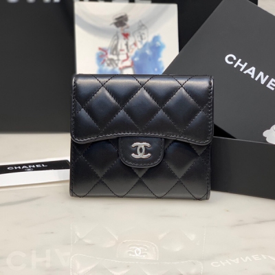 Chanel香奈兒 Cf經典款羊皮 三折款錢包，專櫃賣斷貨的爆款 ，簡單耐看百搭，香粉必入款 尺寸：11.5*10.5*3cm