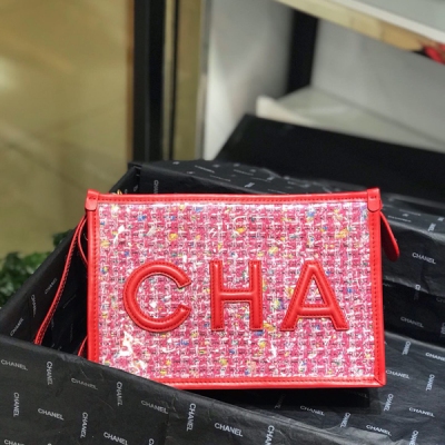 Chanel香奈兒 原單實拍 2019春夏新款 PVC拼花呢手抓包出貨了 款式簡單大方 時尚風十足