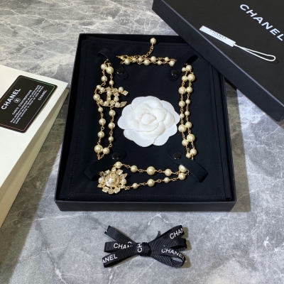 Chanel香奈兒 秋冬新款珍珠項鍊 採用琉璃珍珠與施華洛水晶點綴，水晶造型多樣！靈動吸睛、造型別致、金屬感與氣質感的組合炫酷中帶點小優雅，超顯氣質
