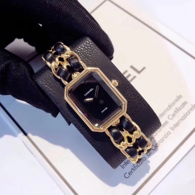 Chanel香奈兒編織手鏈腕表經典“升級版”到貨 歡迎訂購 香奈兒CHANEL PREMIèRE ROCK 系列腕表，錶盤上沒有秒針，沒有數字，也沒有時標，令你隨心感覺時間。摩登協奏曲，與眾不同的錶鏈為各種造型平添前衛