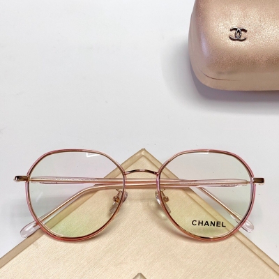 Chanel香奈兒太陽眼鏡 這款眼鏡也太仙了吧 鏡框是板材拼金屬 鏡腿是細邊的,很溫油哦~特別輕巧,完全不會壓鼻樑,舒適感很強! Size:52-20-144搭配眼妝很美麗