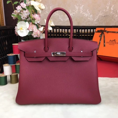 愛馬仕Hermes包包 經典款～【現貨】 BirKin35cm 原廠頂級進口小牛皮 全手工蜜蠟線縫製 老工匠手藝 細節完美無瑕疵 【寶石紅】金銀扣