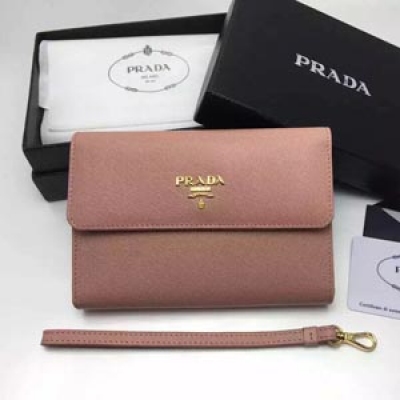 普拉達prada】最新款女士微手包，型號1M1426散字，淺粉色十字紋皮，尺寸15.5cmx10cm，可放置手機，有手繩帶，175鋼印代工，好品質