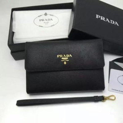 普拉達prada】最新款女士微手包，型號1M1426散字，淺粉色十字紋皮，尺寸15.5cmx10cm，可放置手機，有手繩帶，175鋼印代工，好品質