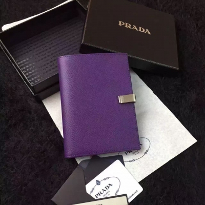 護照夾／錢包【1M1003紫色】，搭配了最新的五金配件、十字紋牛皮，可放卡 放現金，超實用設計，尺寸：15cmX11.5cm 滿足各大需求 一包多用，男女通用款