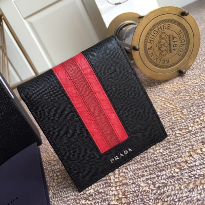 Prada普拉達 新款 0513黑/棗紅/紅，原單貨 採用進口複雜拼色，頂級五金，獨特中不一樣的短款錢夾，格層多多，卡位多多， 裝的也多多 175鋼印碼+整套包裝