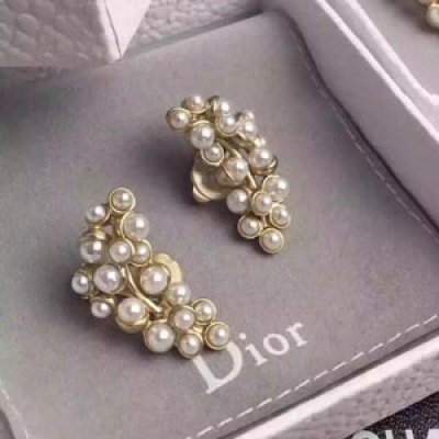 Dior迪奧珍珠耳夾，專櫃熱賣款，美麗的沒朋友了！尺寸約3*1.6cm