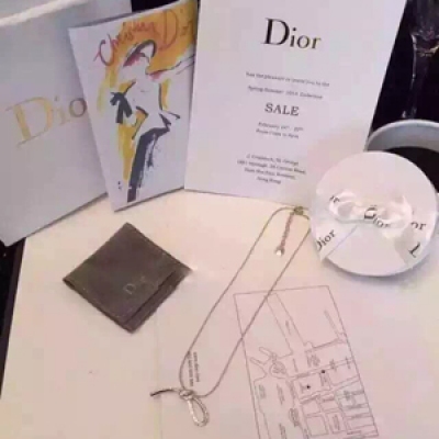 2015春夏新款從Christian Dior字樣中曼妙展開 延續與生俱來的經典 簡約隨性間又有種清新流動感 早春靚麗造型就靠它啦 18K金厚金電鍍 蝴蝶結項鍊！