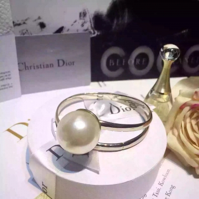 Dior家一直是倍收熱捧的寵兒！2015也不例外！D家早春系列強勁推出 不對稱戒指 可以調節尺寸 給單調著裝帶來時尚特色  賺足回頭率！