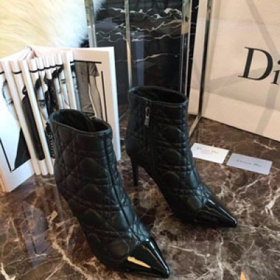 Dior/迪奧 最 新款 獨家款現貨出售 電繡高跟短靴，小辣椒全力推薦的Dior菱格紋靴子，登峰造極的精湛工藝 與都市風完美結合，彰顯幹練俐落的風格， 既百搭又時尚，面料進口小羊皮，羊皮裡內裡，35-39碼