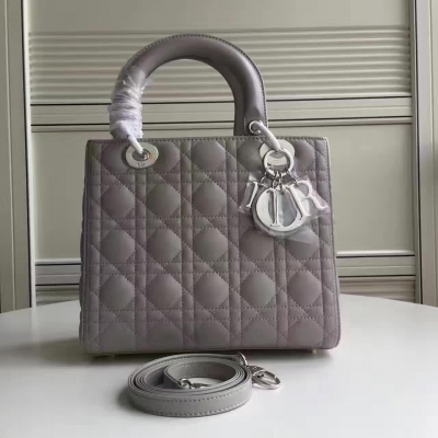 Lady Dior戴妃包 此手提包獨具特色，堪稱展現Dior高級訂制時裝精神的永恆藝術傑作！此款手工精心