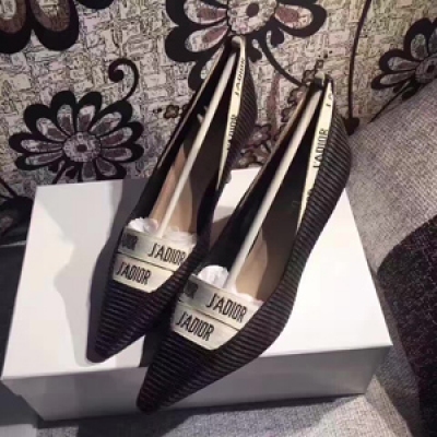 Dior迪奧最新走秀款 單鞋版 原版套楦，線條流暢完美原版一致 真皮大底，開模金屬小星星，進口羊皮內裡，原版布面，中跟6cm～實物上腳超美！碼數34-39