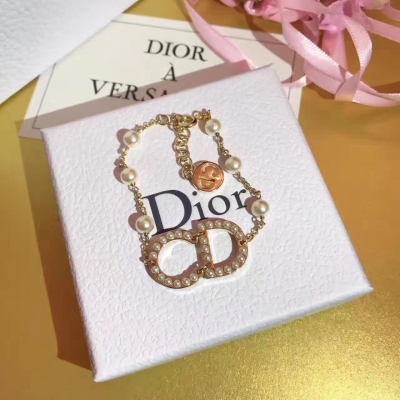 Dior 16ss新款cd珍珠手鏈…簡約率性的CD標誌性一直是我對dior不忍割捨的心頭好…今年加入珍珠元素也是驚豔到了眾人搭配一套也是美到極致專櫃一致黃銅材質手工鑲嵌珍珠Dior只給你想不到的簡約美…各大網紅必備款式