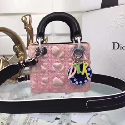海外原單品質2017爆款Dior Lady Art系列 推出全新力作，賦予Lady dior 新的感覺，打破工藝局限，又是一款很有創意的作品小羊皮寬肩帶 尺寸 17cm，獨家實拍