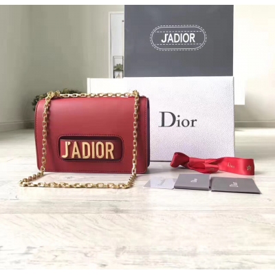 2017迪奧J’ADIOR 最高版本 此款小牛皮翻蓋式手提包搭配“J’ADIOR”標誌和復古金屬可拆卸鏈帶。優雅中多了很多個性的元素，做舊的金屬大字母個性中帶點著帥氣，對比優雅的包型，有種神秘而強大的美感，你所看到的J’