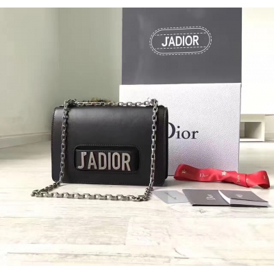 2017迪奧J’ADIOR 最高版本 此款小牛皮翻蓋式手提包搭配“J’ADIOR”標誌和復古金屬可拆卸鏈帶。優雅中多了很多個性的元素，做舊的金屬大字母個性中帶點著帥氣，對比優雅的包型，有種神秘而強大的美感，你所看到的J’